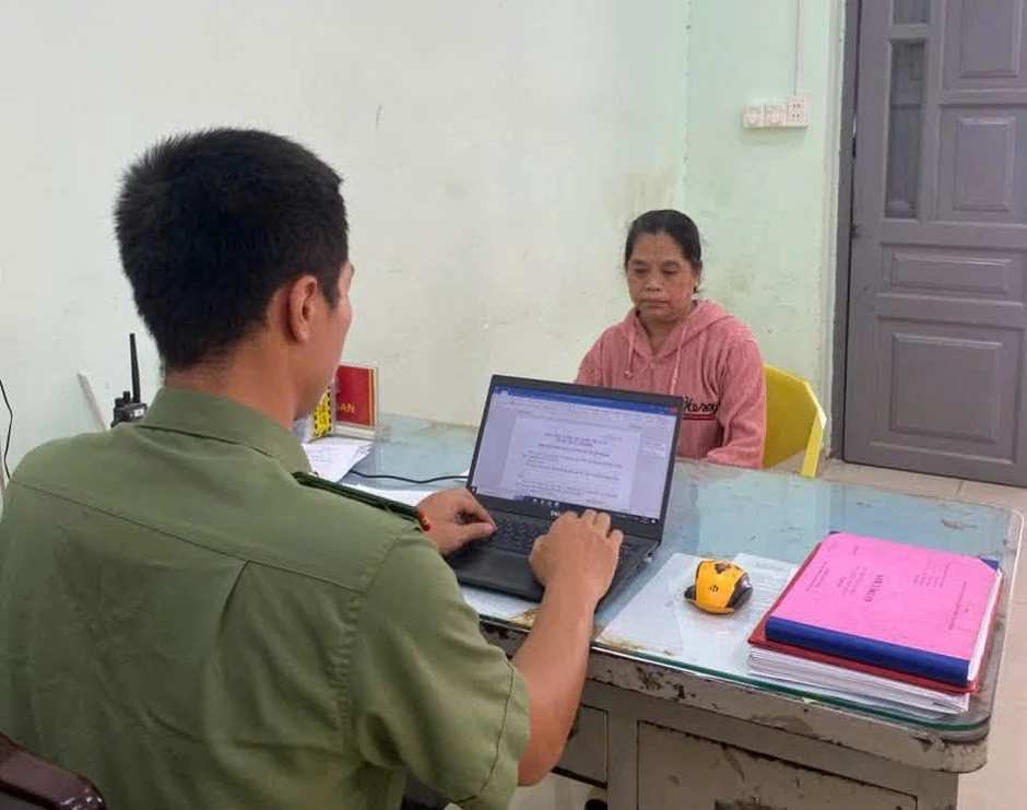Bảo mẫu trường mầm non ở TPHCM thừa nhận dùng dây thun và tay tác động 2 cháu bé Bảo mẫu trường mầm non ở TPHCM thừa nhận dùng dây thun và tay tác động 2 cháu bé