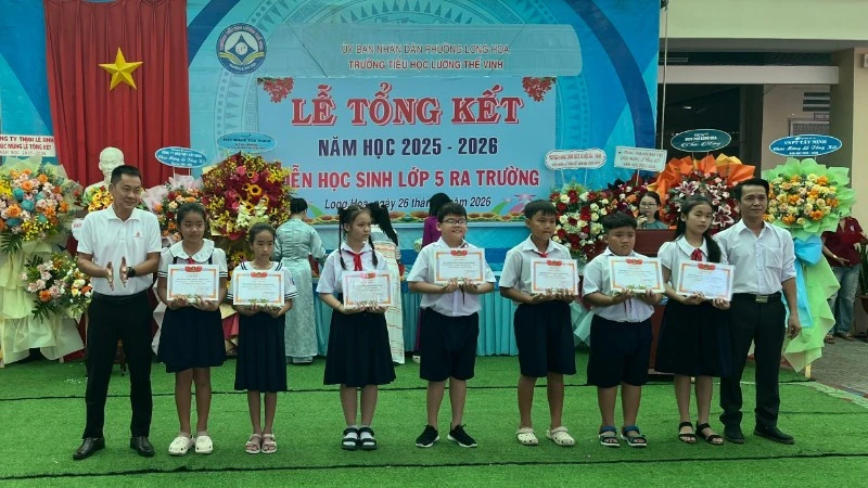 Báo Nhân Dân, Co.opmart Tây Ninh tặng vở mới cho học sinh vùng có đạo Báo Nhân Dân, Co.opmart Tây Ninh tặng vở mới cho học sinh vùng có đạo