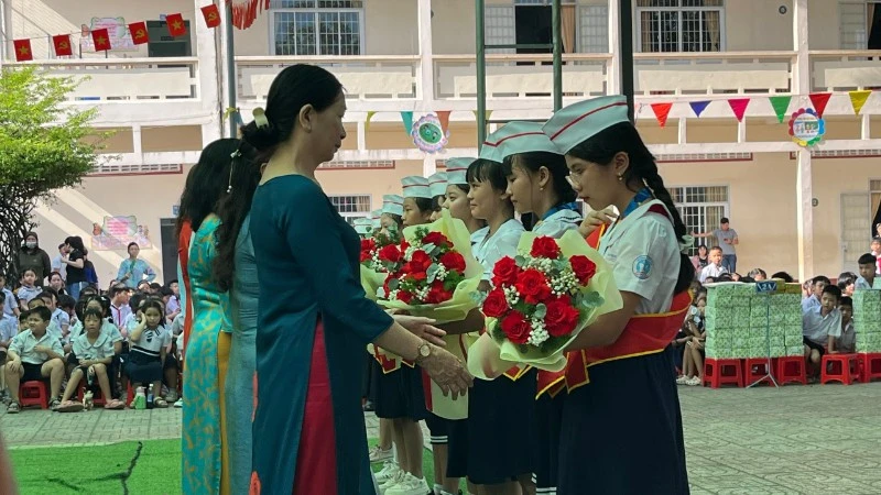 Báo Nhân Dân, Co.opmart Tây Ninh tặng vở mới cho học sinh vùng có đạo Báo Nhân Dân, Co.opmart Tây Ninh tặng vở mới cho học sinh vùng có đạo
