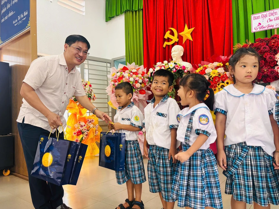 Báo Tiền Phong mang Trung thu đến với học sinh Đồng Nai