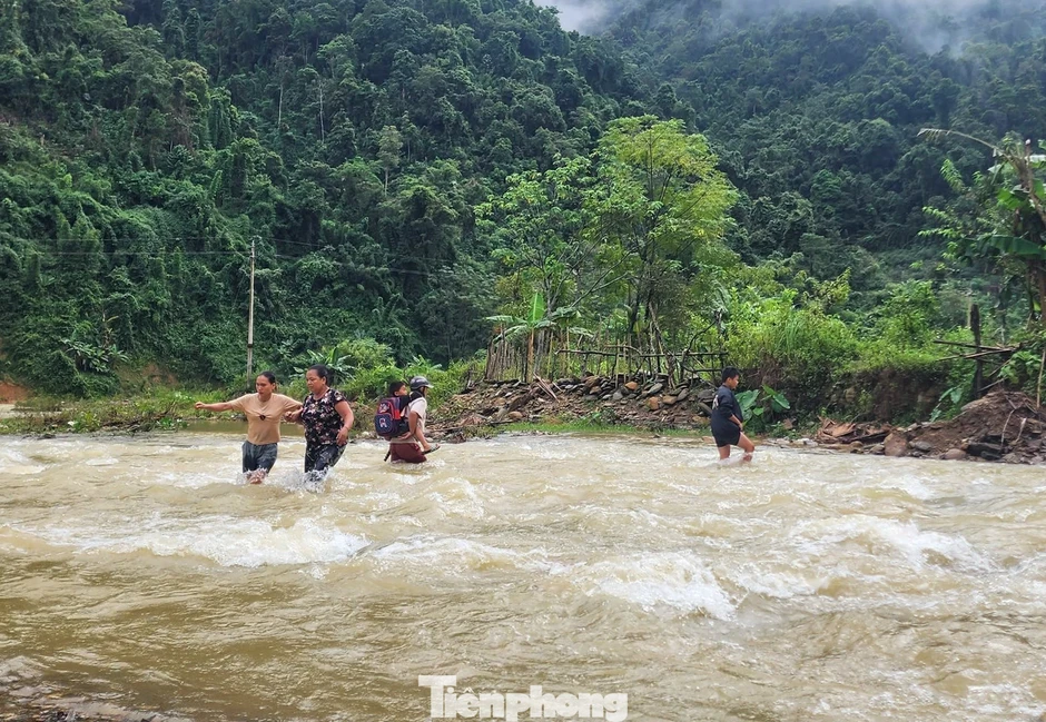 Bất chấp mưa lũ, sạt lở phụ huynh vẫn cõng con vượt suối đến trường