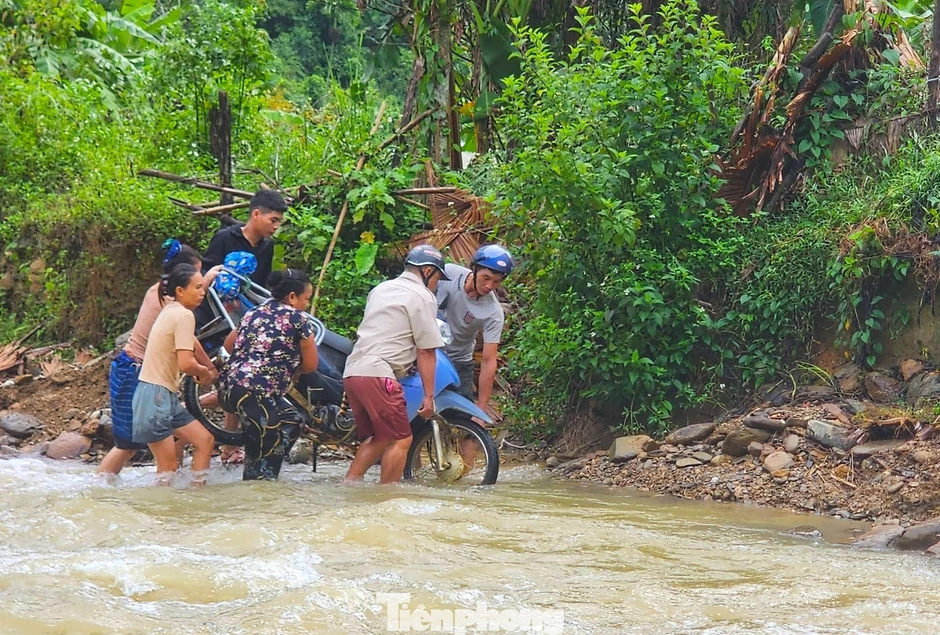 Bất chấp mưa lũ, sạt lở phụ huynh vẫn cõng con vượt suối đến trường