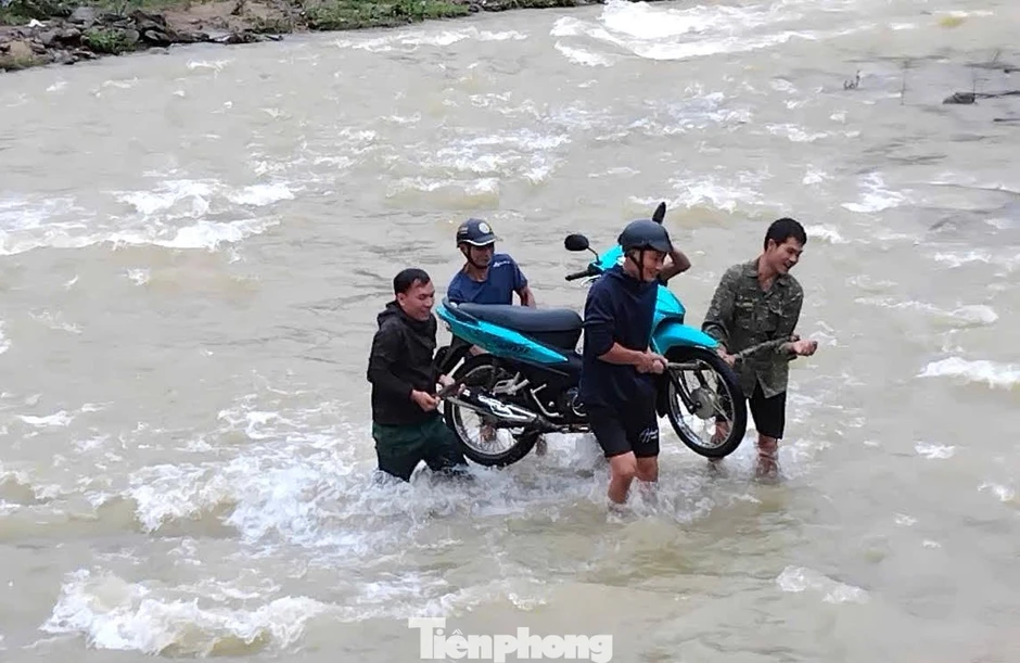 Bất chấp mưa lũ, sạt lở phụ huynh vẫn cõng con vượt suối đến trường