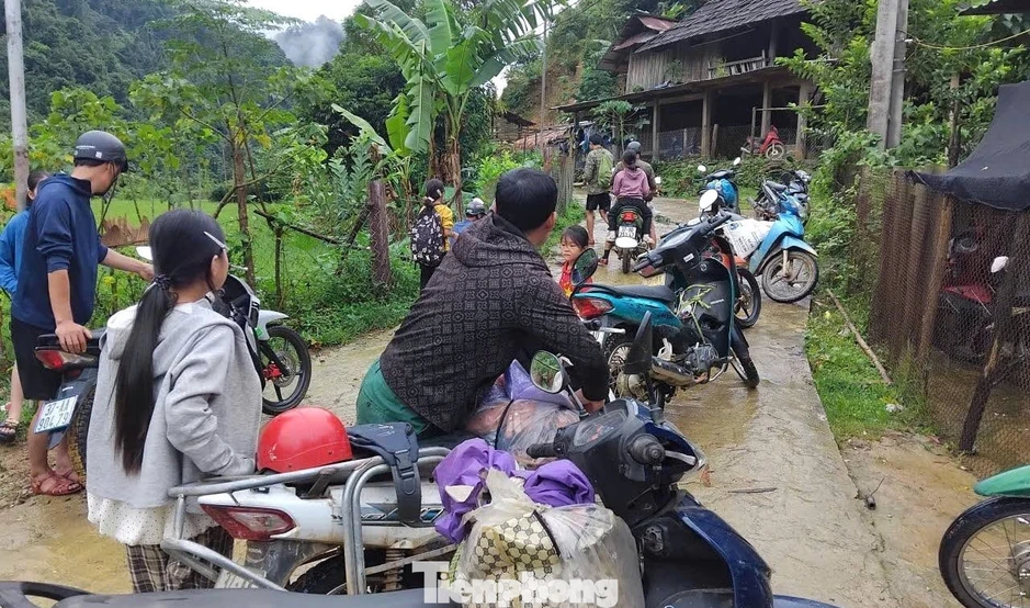 Bất chấp mưa lũ, sạt lở phụ huynh vẫn cõng con vượt suối đến trường