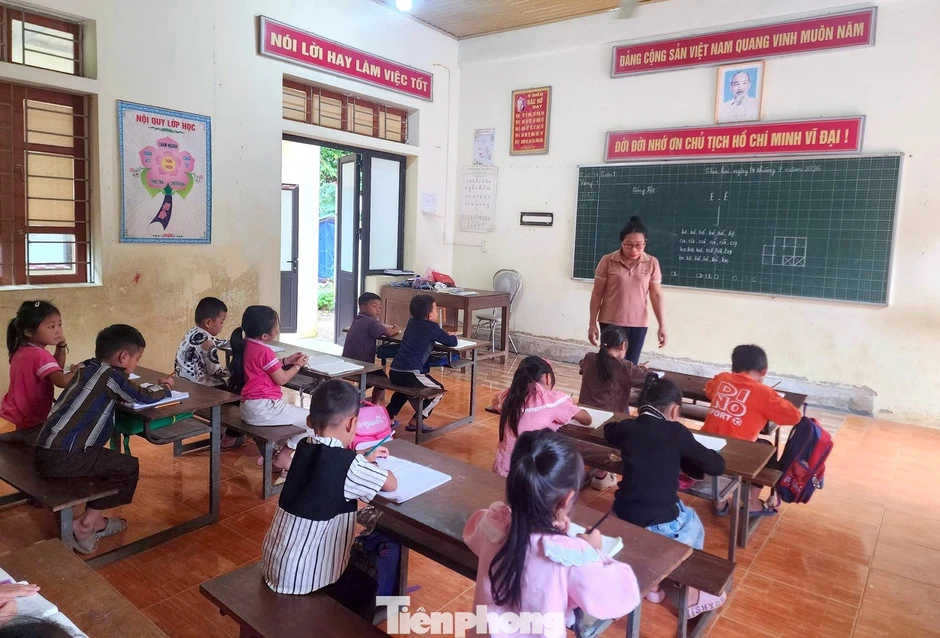Bất chấp mưa lũ, sạt lở phụ huynh vẫn cõng con vượt suối đến trường