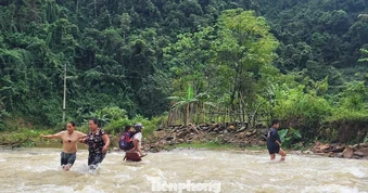Bất chấp mưa lũ, sạt lở phụ huynh vẫn cõng con vượt suối đến trường
