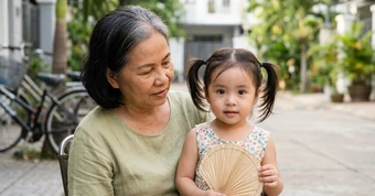 BẬT KHÓC khi đón con sau 3 tháng hè ở quê cùng ông bà, bà mẹ dằn vặt: Tôi vô cùng hối hận!