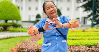 Bất ngờ nữ lao công Đại học Hà Nội “bắn” tiếng Nga, biết nhiều ngoại ngữ