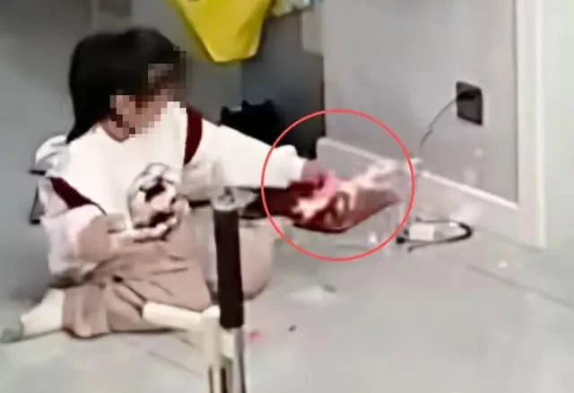 Bé gái bị bỏng khi chơi XẾP HẠT, mẹ xem lại camera vẫn hoảng: “Đây đúng là quả bom vô hình” Bé gái bị bỏng khi chơi XẾP HẠT, mẹ xem lại camera vẫn hoảng: “Đây đúng là quả bom vô hình”