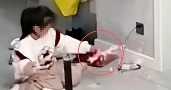 Bé gái bị bỏng khi chơi XẾP HẠT, mẹ xem lại camera vẫn hoảng: “Đây đúng là quả bom vô hình”