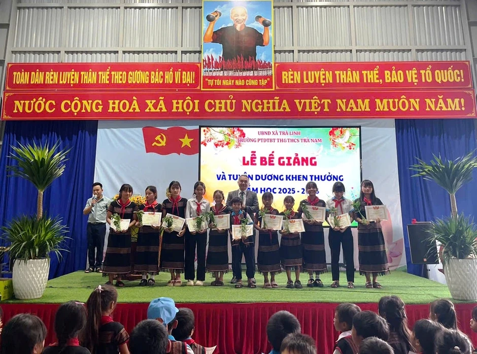 Bế giảng đặc biệt: Học sinh vùng cao Đà Nẵng nhận thưởng bằng sâm giống Ngọc Linh Bế giảng đặc biệt: Học sinh vùng cao Đà Nẵng nhận thưởng bằng sâm giống Ngọc Linh
