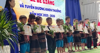 Bế giảng đặc biệt: Học sinh vùng cao Đà Nẵng nhận thưởng bằng sâm giống Ngọc Linh