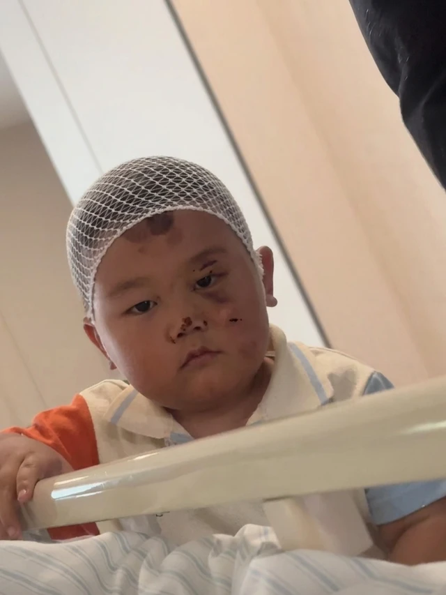 Bé trai 3 tuổi túc trực chăm mẹ sau tai nạn nghiêm trọng: Mặc dù chính bé bị nhiều vết thương đau đớn nhưng vẫn theo sát mẹ không rời Bé trai 3 tuổi túc trực chăm mẹ sau tai nạn nghiêm trọng: Mặc dù chính bé bị nhiều vết thương đau đớn nhưng vẫn theo sát mẹ không rời