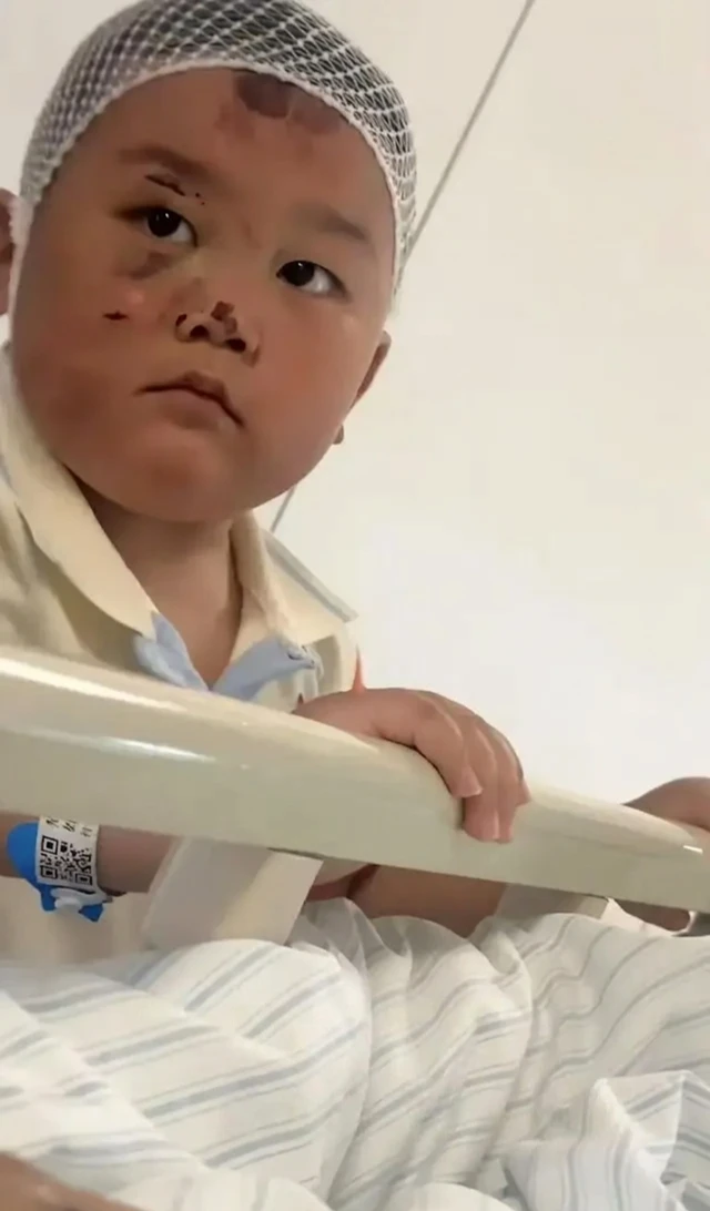 Bé trai 3 tuổi túc trực chăm mẹ sau tai nạn nghiêm trọng: Mặc dù chính bé bị nhiều vết thương đau đớn nhưng vẫn theo sát mẹ không rời Bé trai 3 tuổi túc trực chăm mẹ sau tai nạn nghiêm trọng: Mặc dù chính bé bị nhiều vết thương đau đớn nhưng vẫn theo sát mẹ không rời