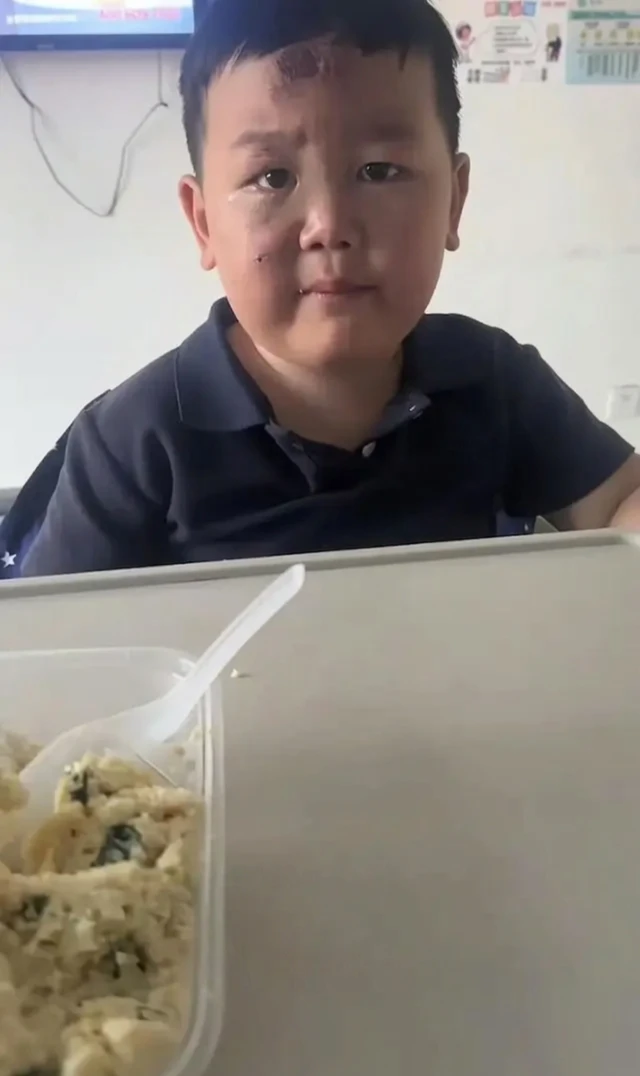 Bé trai 3 tuổi túc trực chăm mẹ sau tai nạn nghiêm trọng: Mặc dù chính bé bị nhiều vết thương đau đớn nhưng vẫn theo sát mẹ không rời Bé trai 3 tuổi túc trực chăm mẹ sau tai nạn nghiêm trọng: Mặc dù chính bé bị nhiều vết thương đau đớn nhưng vẫn theo sát mẹ không rời