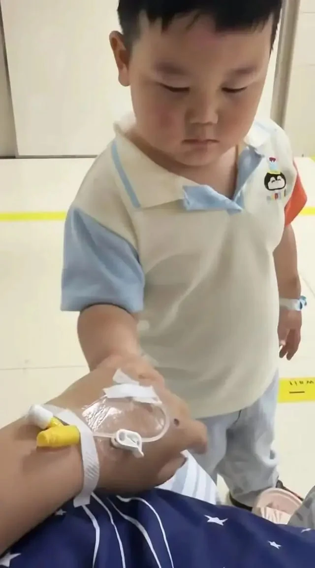 Bé trai 3 tuổi túc trực chăm mẹ sau tai nạn nghiêm trọng: Mặc dù chính bé bị nhiều vết thương đau đớn nhưng vẫn theo sát mẹ không rời Bé trai 3 tuổi túc trực chăm mẹ sau tai nạn nghiêm trọng: Mặc dù chính bé bị nhiều vết thương đau đớn nhưng vẫn theo sát mẹ không rời