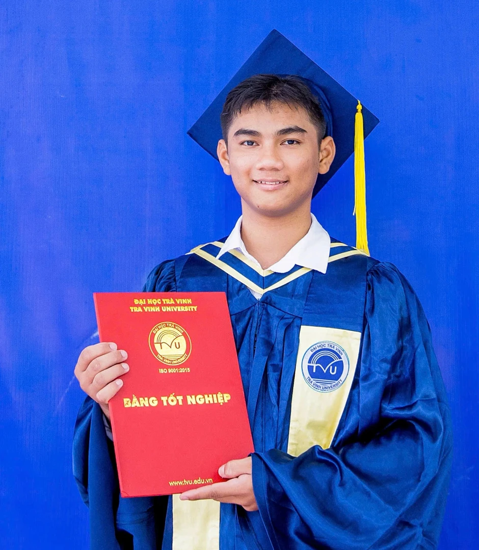 Bí mật phía sau con lợn đất ngày tốt nghiệp của chàng trai Khmer