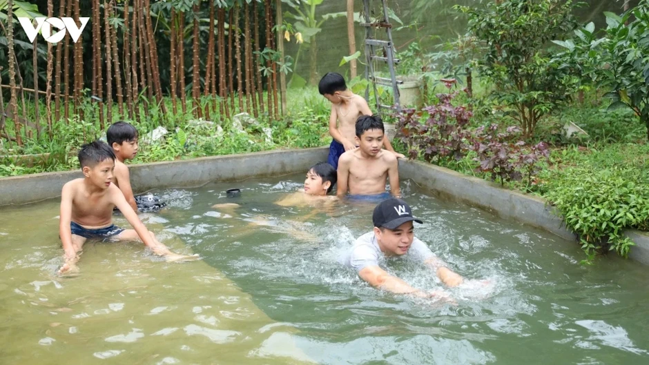 Bí thư chi đoàn dạy bơi miễn phí cho trẻ Bí thư chi đoàn dạy bơi miễn phí cho trẻ