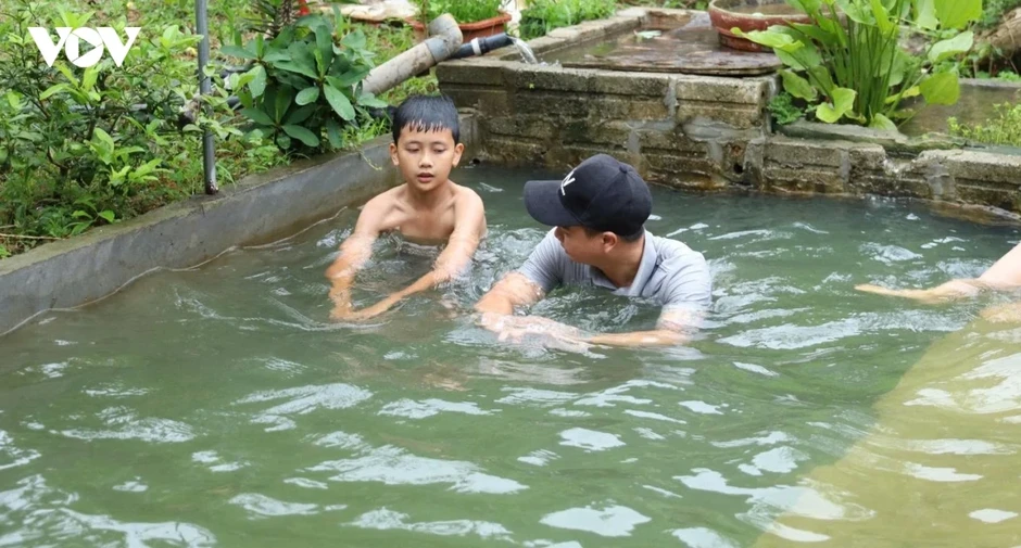 Bí thư chi đoàn dạy bơi miễn phí cho trẻ Bí thư chi đoàn dạy bơi miễn phí cho trẻ