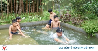 Bí thư chi đoàn dạy bơi miễn phí cho trẻ