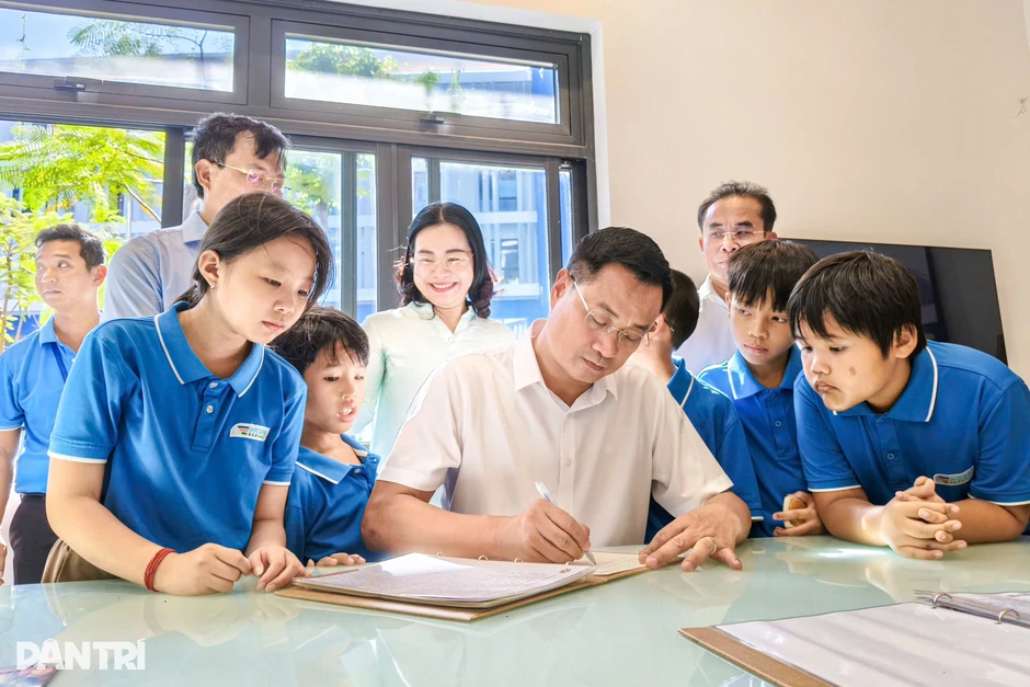 Bí thư Đà Nẵng nghẹn ngào khi thăm ngôi trường của trẻ mồ côi vì Covid-19 Bí thư Đà Nẵng nghẹn ngào khi thăm ngôi trường của trẻ mồ côi vì Covid-19