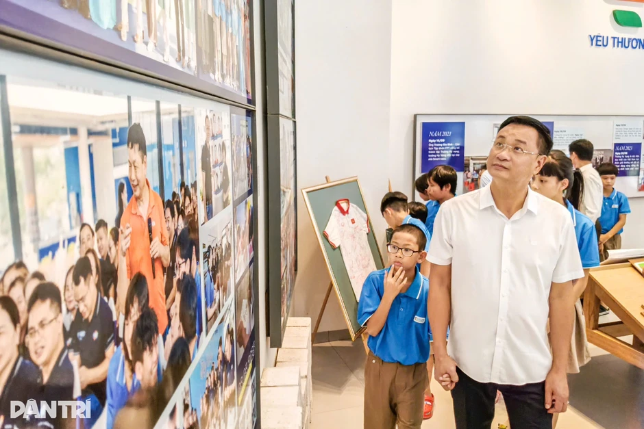 Bí thư Đà Nẵng nghẹn ngào khi thăm ngôi trường của trẻ mồ côi vì Covid-19 Bí thư Đà Nẵng nghẹn ngào khi thăm ngôi trường của trẻ mồ côi vì Covid-19
