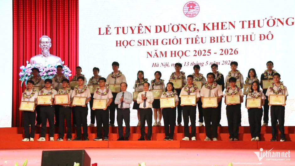 Bí thư Hà Nội: Tạo điều kiện xứng đáng để nhà giáo toàn tâm, toàn sức với nghề Bí thư Hà Nội: Tạo điều kiện xứng đáng để nhà giáo toàn tâm, toàn sức với nghề