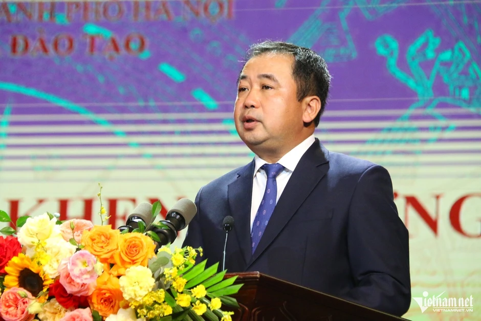 Bí thư Hà Nội: Tạo điều kiện xứng đáng để nhà giáo toàn tâm, toàn sức với nghề Bí thư Hà Nội: Tạo điều kiện xứng đáng để nhà giáo toàn tâm, toàn sức với nghề