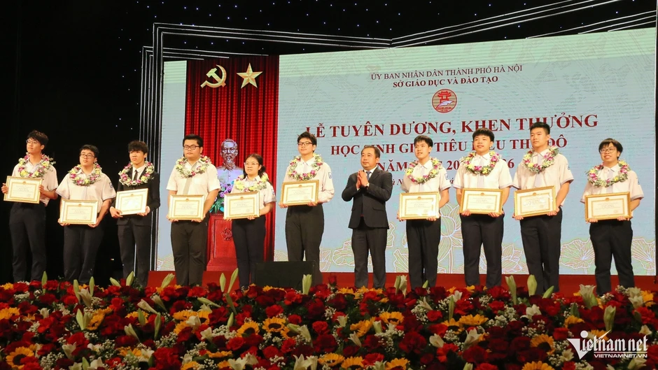 Bí thư Hà Nội: Tạo điều kiện xứng đáng để nhà giáo toàn tâm, toàn sức với nghề Bí thư Hà Nội: Tạo điều kiện xứng đáng để nhà giáo toàn tâm, toàn sức với nghề
