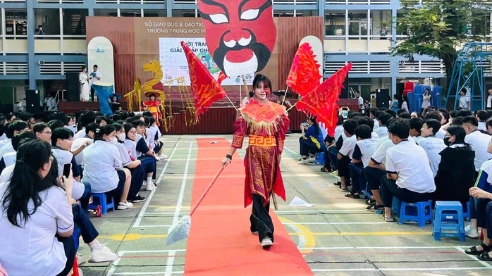 Biến rác thành “sàn diễn”: Học sinh Nguyễn Trãi gây sốt với thời trang tái chế Biến rác thành “sàn diễn”: Học sinh Nguyễn Trãi gây sốt với thời trang tái chế