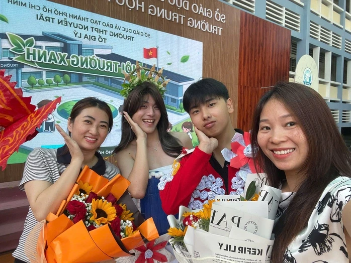 Biến rác thành “sàn diễn”: Học sinh Nguyễn Trãi gây sốt với thời trang tái chế Biến rác thành “sàn diễn”: Học sinh Nguyễn Trãi gây sốt với thời trang tái chế