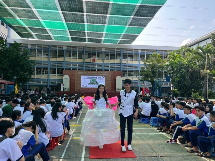 Biến rác thành “sàn diễn”: Học sinh Nguyễn Trãi gây sốt với thời trang tái chế Biến rác thành “sàn diễn”: Học sinh Nguyễn Trãi gây sốt với thời trang tái chế