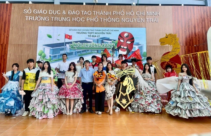 Biến rác thành “sàn diễn”: Học sinh Nguyễn Trãi gây sốt với thời trang tái chế Biến rác thành “sàn diễn”: Học sinh Nguyễn Trãi gây sốt với thời trang tái chế