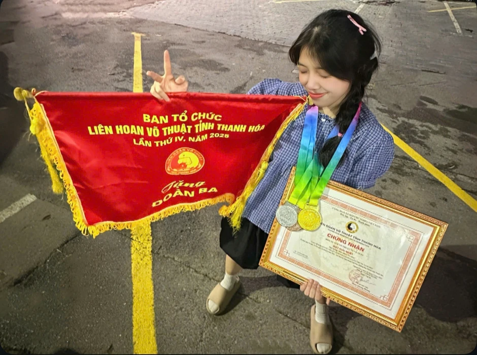 Biểu diễn múa côn trong ngày tốt nghiệp, nữ sinh khiến nhiều người bất ngờ Biểu diễn múa côn trong ngày tốt nghiệp, nữ sinh khiến nhiều người bất ngờ