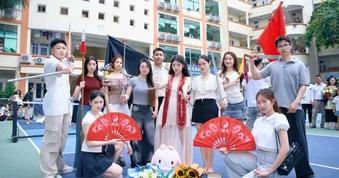 Biểu diễn múa côn trong ngày tốt nghiệp, nữ sinh khiến nhiều người bất ngờ