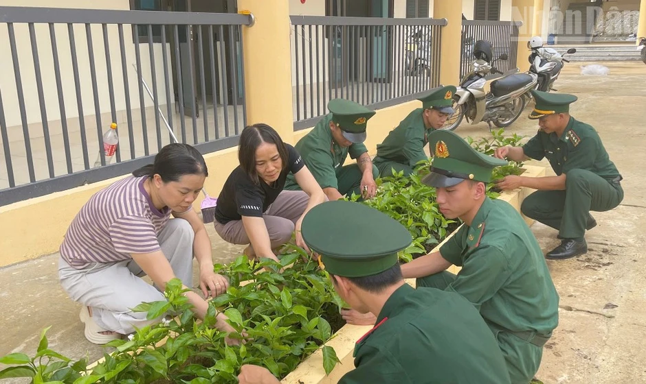Bộ đội Biên phòng Sơn La chung tay làm đẹp trường vùng biên Bộ đội Biên phòng Sơn La chung tay làm đẹp trường vùng biên