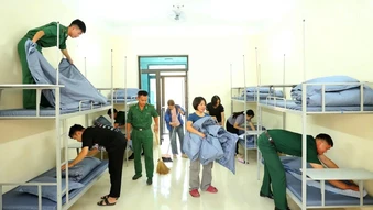 Bộ đội Biên phòng Sơn La chung tay làm đẹp trường vùng biên
