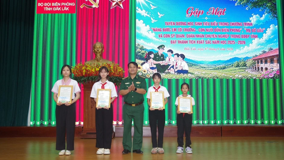 Bộ đội Biên phòng tỉnh Đắk Lắk trao thưởng 296 em học sinh tiêu biểu có thành tích xuất sắc trong học tập Bộ đội Biên phòng tỉnh Đắk Lắk trao thưởng 296 em học sinh tiêu biểu có thành tích xuất sắc trong học tập