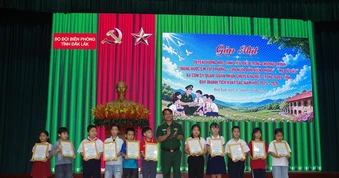 Bộ đội Biên phòng tỉnh Đắk Lắk trao thưởng 296 em học sinh tiêu biểu có thành tích xuất sắc trong học tập