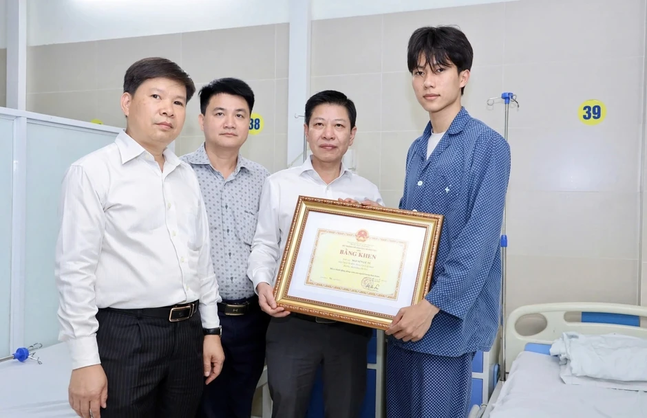 Bộ GD&ĐT khen thưởng đột xuất nam sinh Bách khoa dũng cảm cứu người trong vụ cháy ở Lĩnh Nam Bộ GD&ĐT khen thưởng đột xuất nam sinh Bách khoa dũng cảm cứu người trong vụ cháy ở Lĩnh Nam