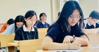 Bộ GD&ĐT yêu cầu rà soát bàn ghế cho học sinh cao trên 1,75m