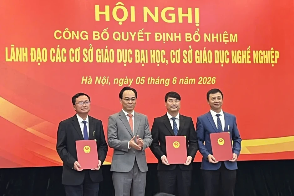 Bộ GD-ĐT trao quyết định bổ nhiệm Ban giám hiệu Trường ĐH Nha Trang Bộ GD-ĐT trao quyết định bổ nhiệm Ban giám hiệu Trường ĐH Nha Trang