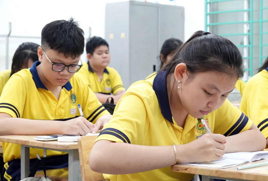 Bỏ thi lớp 10, học sinh sẽ phải học thêm nhiều hơn để có học bạ 'đẹp'? Bỏ thi lớp 10, học sinh sẽ phải học thêm nhiều hơn để có học bạ 'đẹp'?