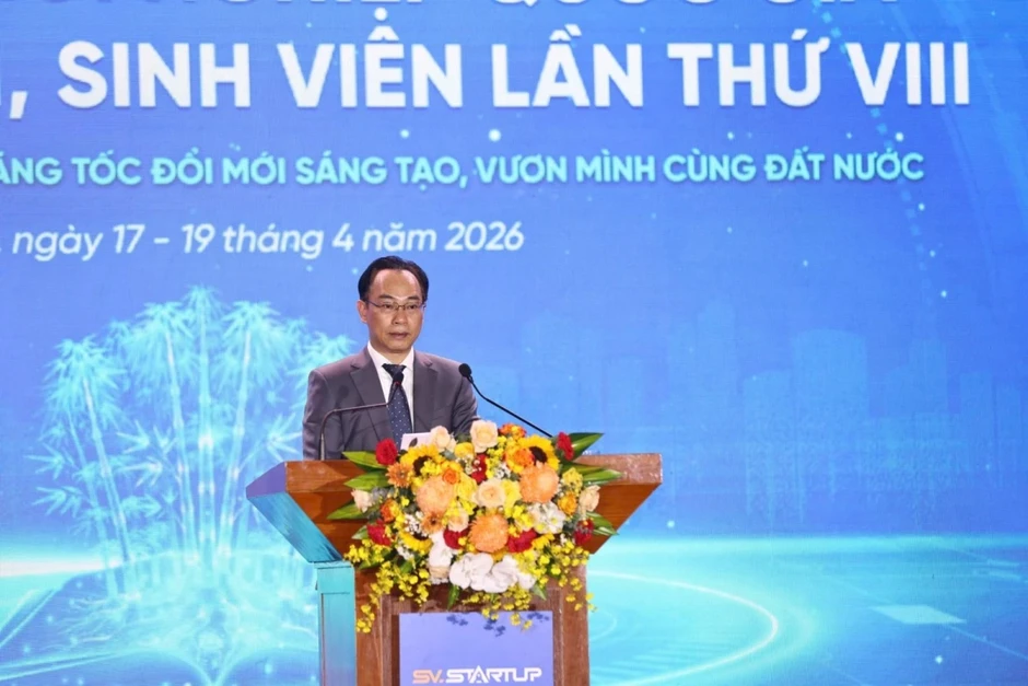 Bộ trưởng Bộ GD-ĐT Hoàng Minh Sơn: "Đừng chỉ học để cầm tấm bằng đi tìm việc" Bộ trưởng Bộ GD-ĐT Hoàng Minh Sơn: "Đừng chỉ học để cầm tấm bằng đi tìm việc"