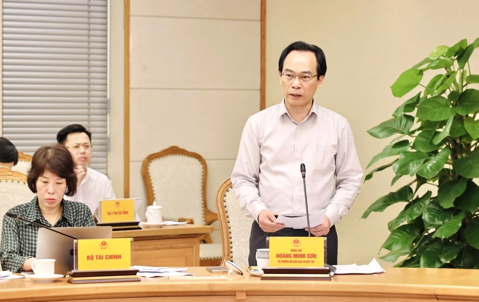 Bộ trưởng GD-ĐT: 'Không phải không có người dạy mà giáo viên đang quá tải' Bộ trưởng GD-ĐT: 'Không phải không có người dạy mà giáo viên đang quá tải'