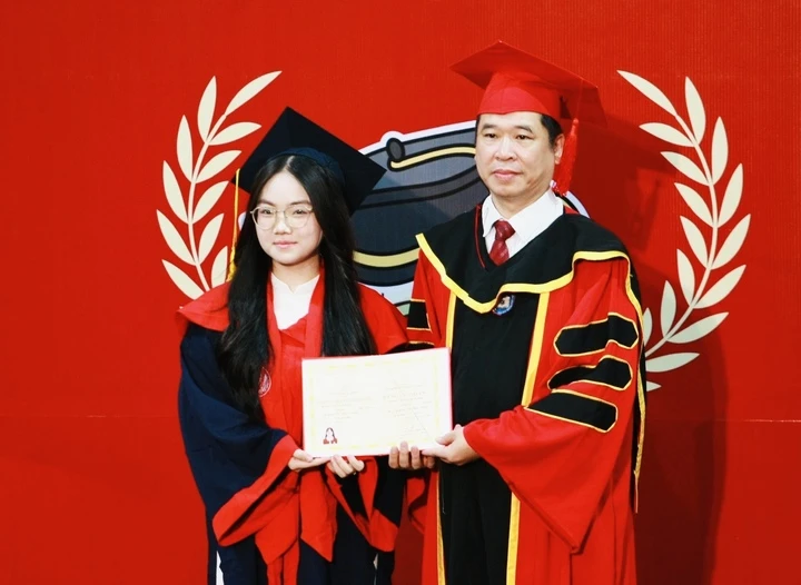 Bỏ trường Y viết tiếp ước mơ của mẹ, Á khoa 22 tuổi giành học bổng tiến sĩ danh giá Bỏ trường Y viết tiếp ước mơ của mẹ, Á khoa 22 tuổi giành học bổng tiến sĩ danh giá