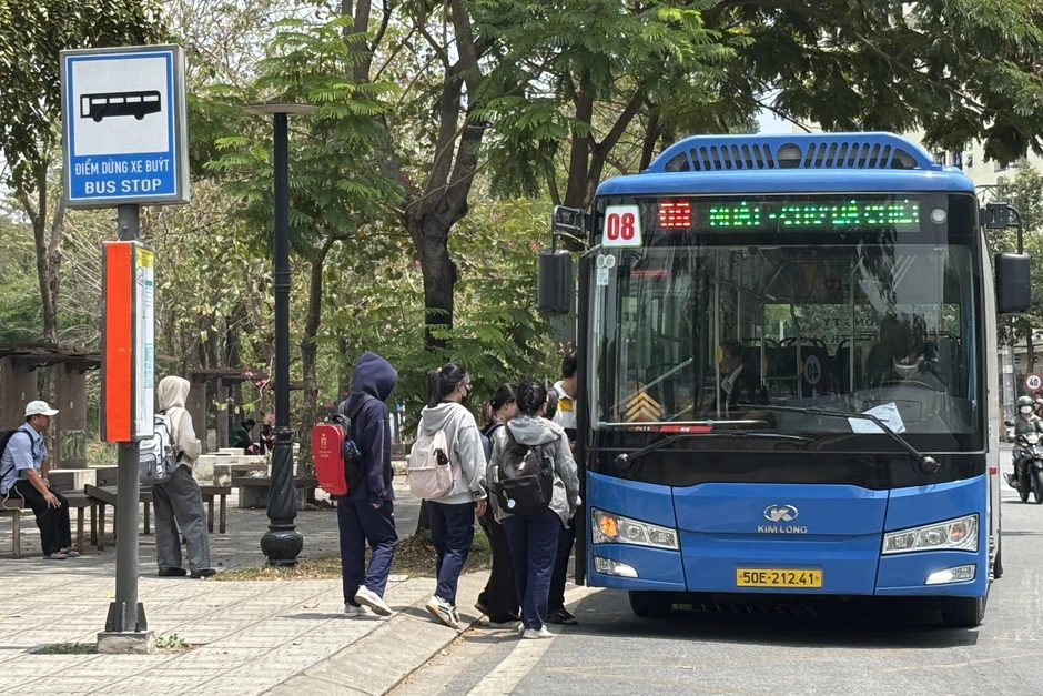 Bỏ xe máy, sinh viên xa nhà tiết kiệm nửa phân vàng/tháng