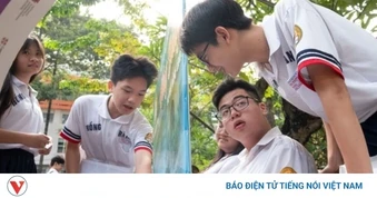 Bối rối với "tiếng lóng", ngôn ngữ "nửa Anh nửa Việt" của học sinh ngày nay