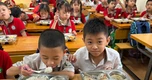 Bữa ăn của hơn 2.000 học sinh sau vụ gà, tôm có mùi bất thường