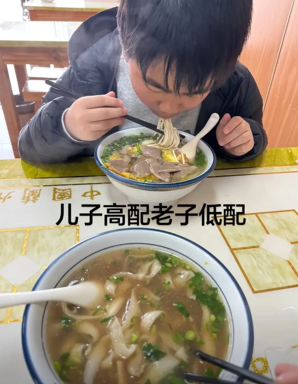 Bức ảnh đứa trẻ ăn bát mỳ ngon lành khiến cư dân mạng bùng nổ: Đừng hành hạ con cái kiểu ấy! Bức ảnh đứa trẻ ăn bát mỳ ngon lành khiến cư dân mạng bùng nổ: Đừng hành hạ con cái kiểu ấy!